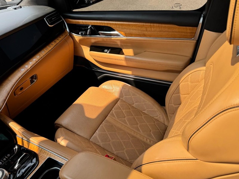 Jeep Grand Wagoneer Vehicle Full-screen Gallery Image 11