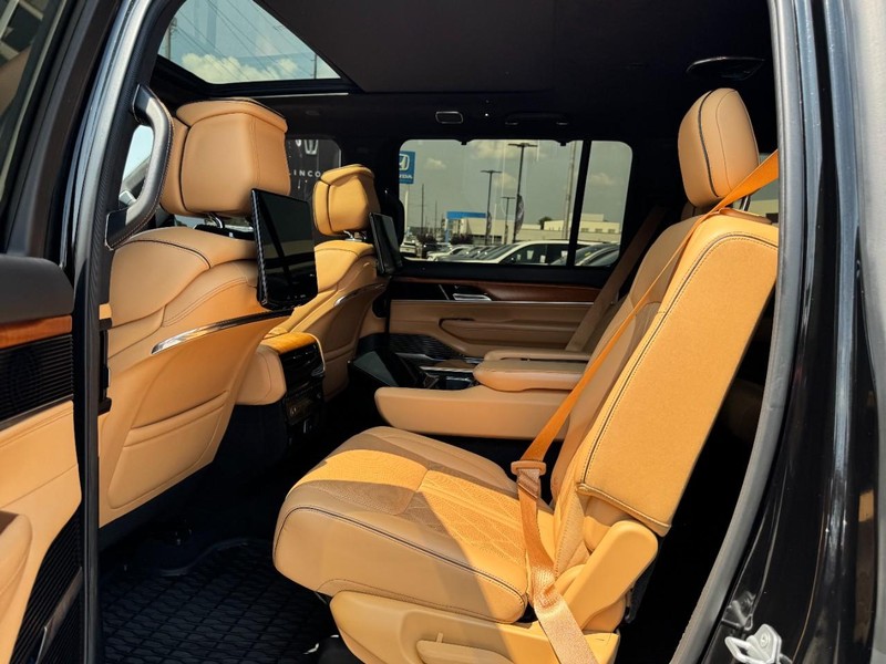 Jeep Grand Wagoneer Vehicle Full-screen Gallery Image 12