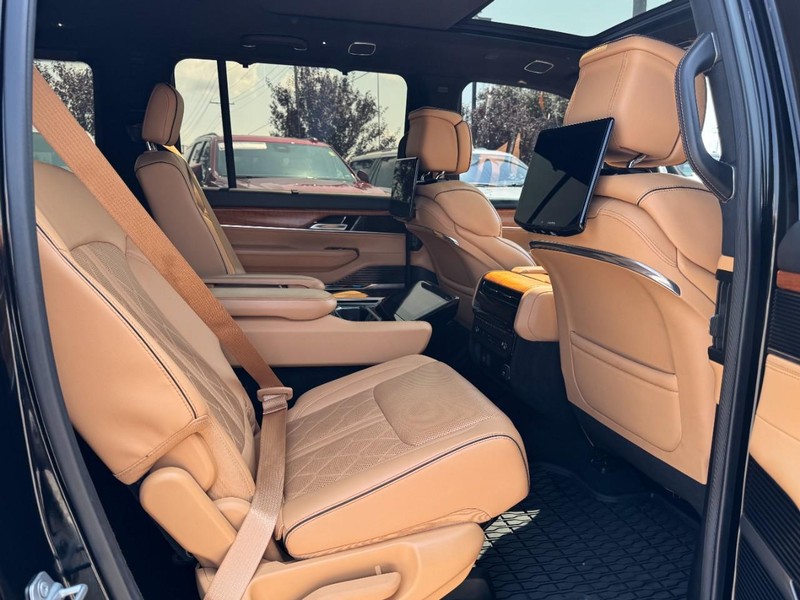 Jeep Grand Wagoneer Vehicle Full-screen Gallery Image 13
