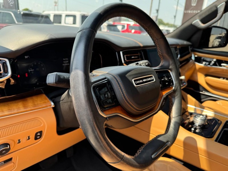 Jeep Grand Wagoneer Vehicle Full-screen Gallery Image 15
