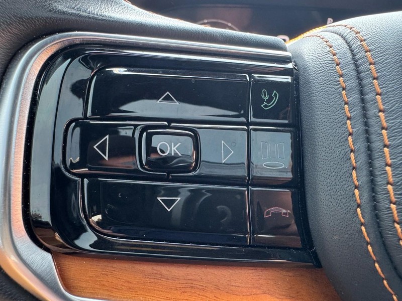 Jeep Grand Wagoneer Vehicle Full-screen Gallery Image 18
