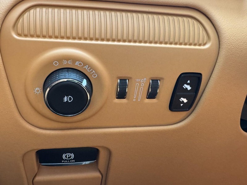 Jeep Grand Wagoneer Vehicle Full-screen Gallery Image 22
