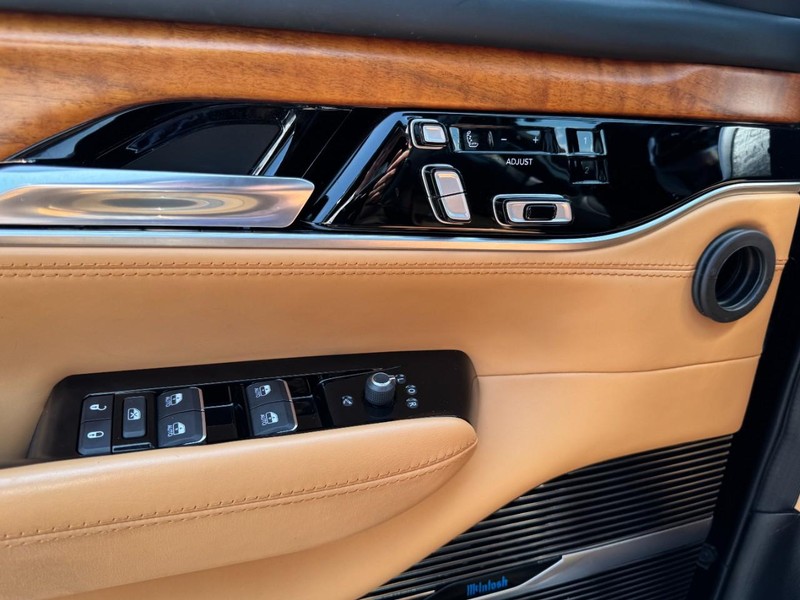 Jeep Grand Wagoneer Vehicle Full-screen Gallery Image 25
