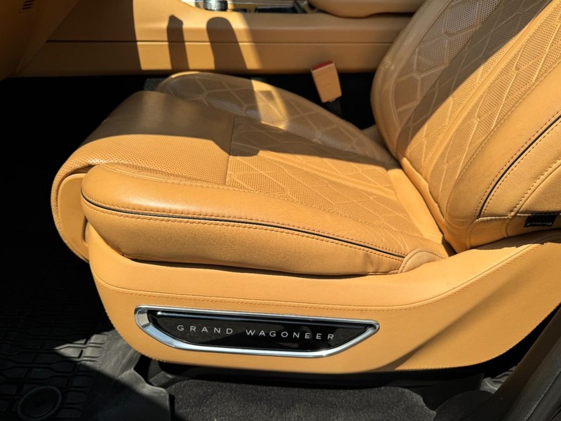 Jeep Grand Wagoneer Vehicle Full-screen Gallery Image 26