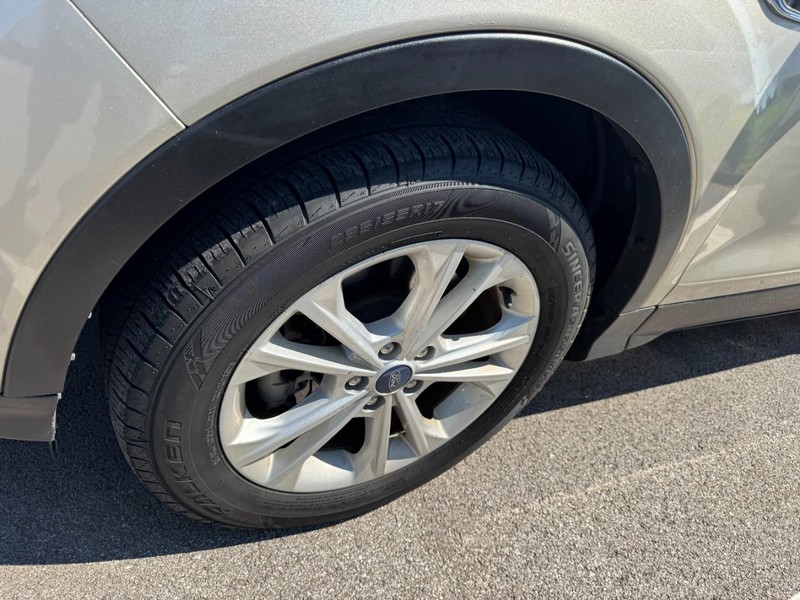 Ford Escape Vehicle Full-screen Gallery Image 04