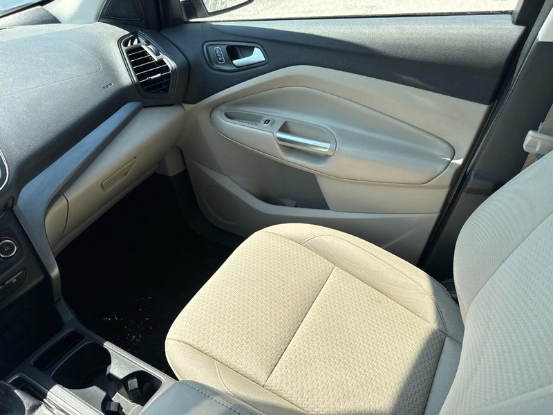 Ford Escape Vehicle Full-screen Gallery Image 11