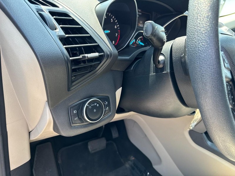 Ford Escape Vehicle Full-screen Gallery Image 12