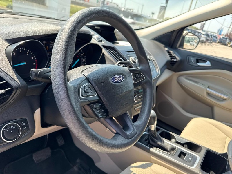 Ford Escape Vehicle Full-screen Gallery Image 13