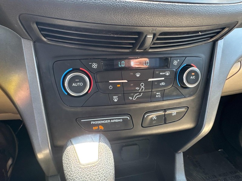 Ford Escape Vehicle Full-screen Gallery Image 15