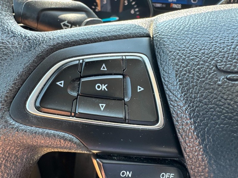 Ford Escape Vehicle Full-screen Gallery Image 16