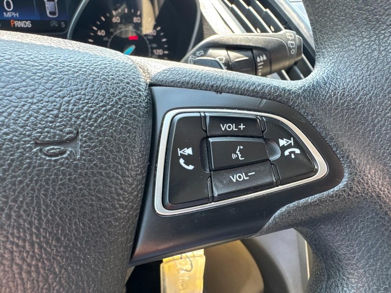 Ford Escape Vehicle Full-screen Gallery Image 17