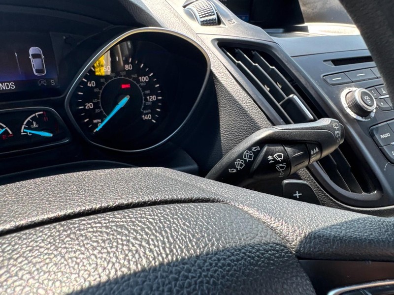 Ford Escape Vehicle Full-screen Gallery Image 19