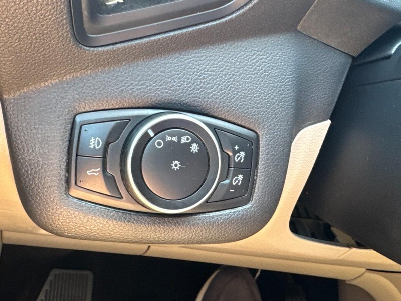 Ford Escape Vehicle Full-screen Gallery Image 20