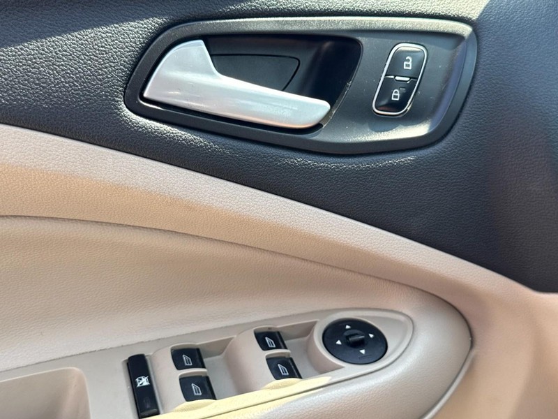Ford Escape Vehicle Full-screen Gallery Image 23