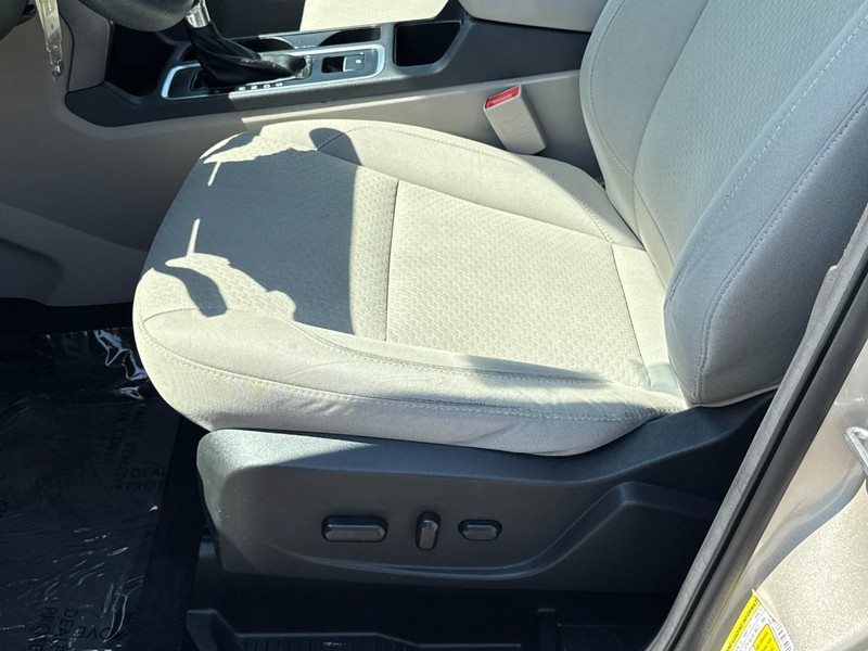 Ford Escape Vehicle Full-screen Gallery Image 24