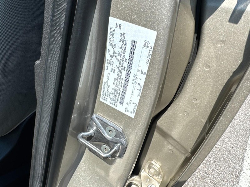 Ford Escape Vehicle Full-screen Gallery Image 26