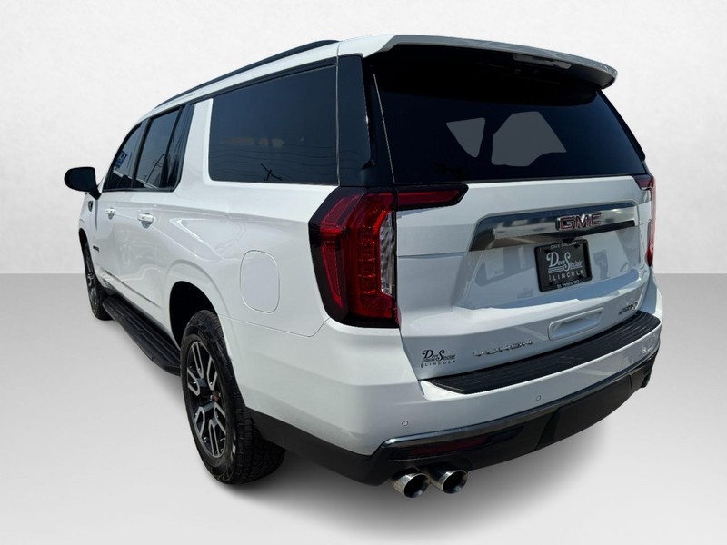 GMC Yukon XL Vehicle Full-screen Gallery Image 07