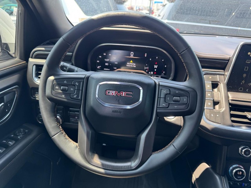 GMC Yukon XL Vehicle Full-screen Gallery Image 10