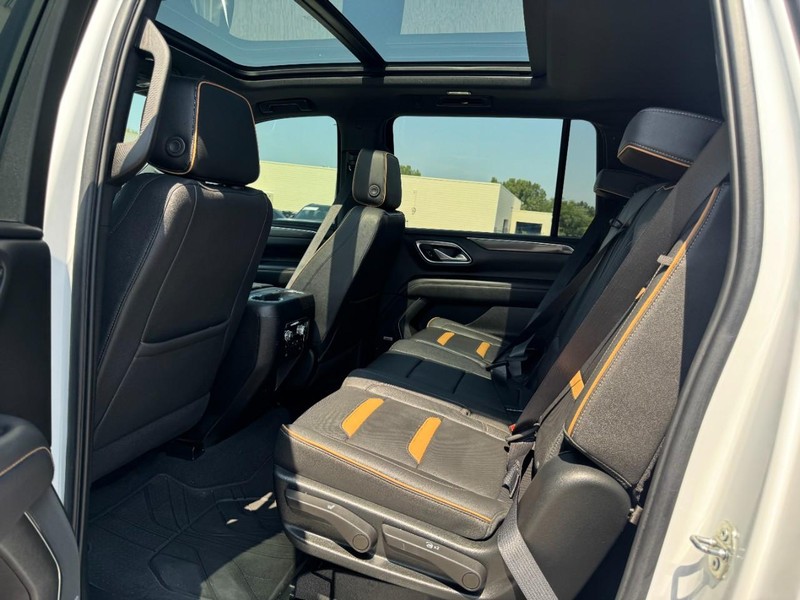 GMC Yukon XL Vehicle Full-screen Gallery Image 12