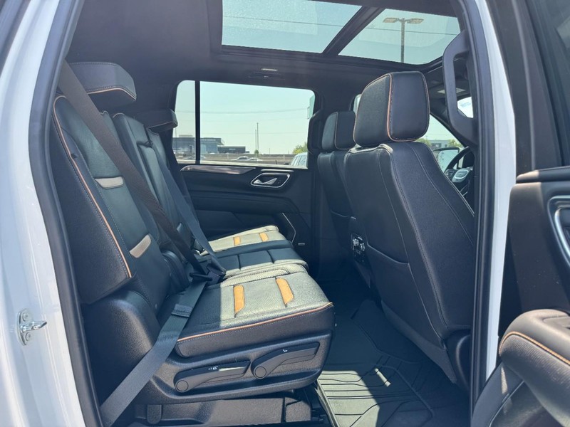 GMC Yukon XL Vehicle Full-screen Gallery Image 13