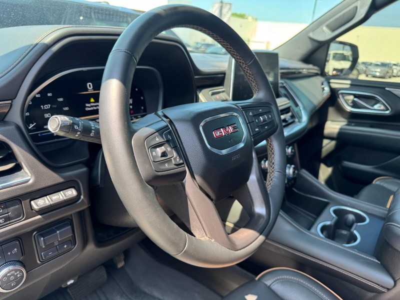 GMC Yukon XL Vehicle Full-screen Gallery Image 15