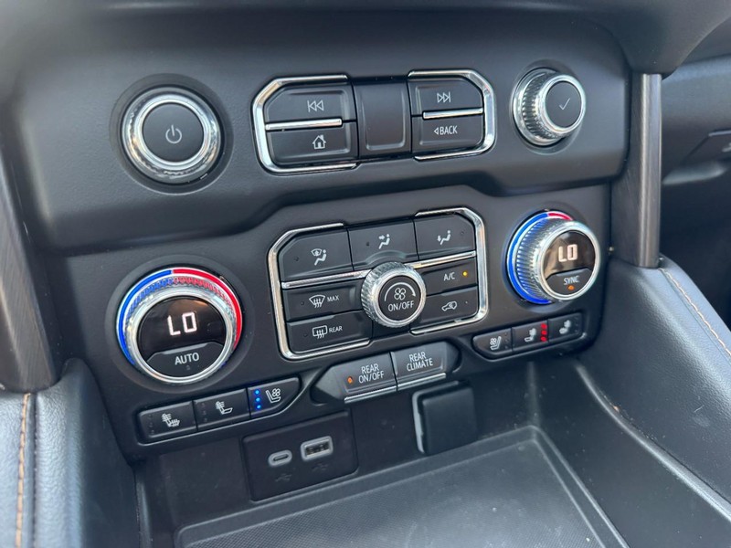 GMC Yukon XL Vehicle Full-screen Gallery Image 17