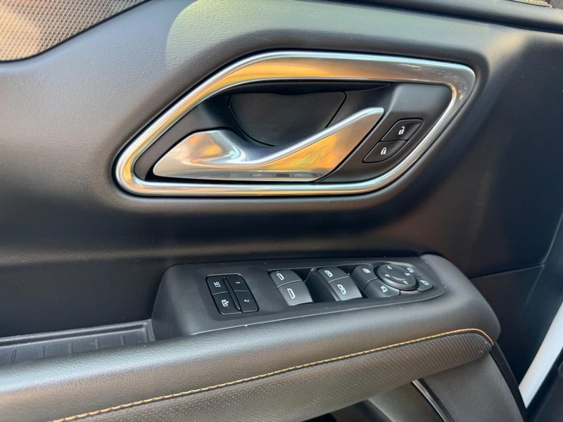 GMC Yukon XL Vehicle Full-screen Gallery Image 25