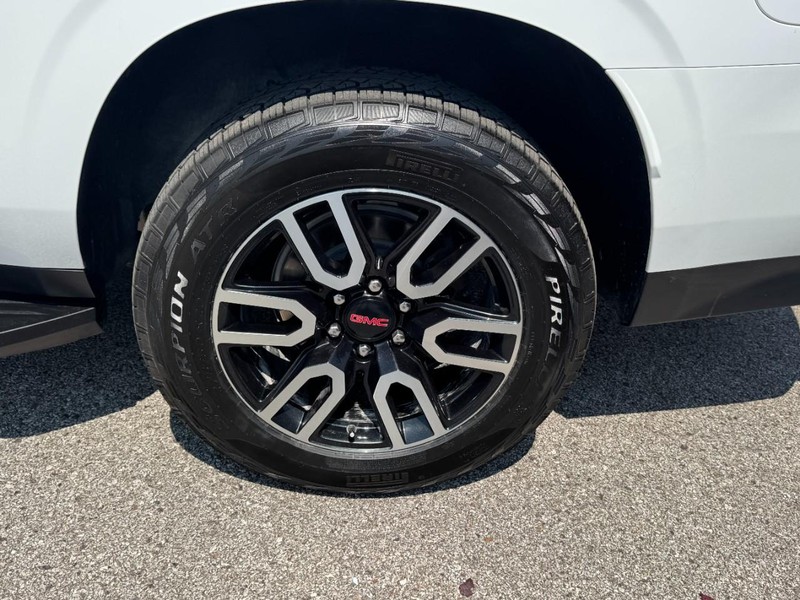 GMC Yukon XL Vehicle Full-screen Gallery Image 27