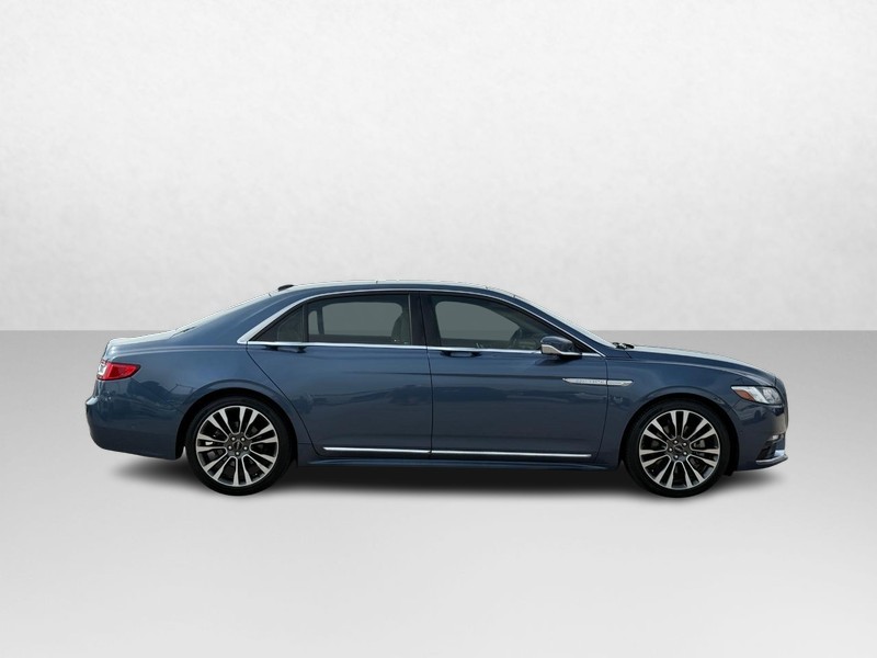 Lincoln Continental Vehicle Full-screen Gallery Image 04