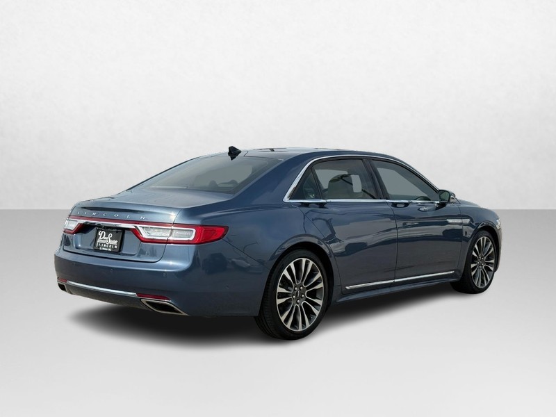 Lincoln Continental Vehicle Full-screen Gallery Image 05