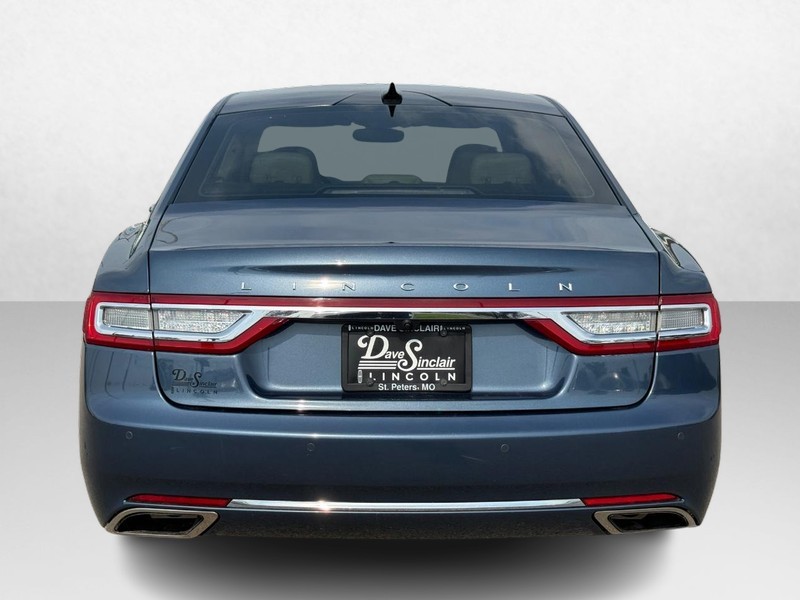 Lincoln Continental Vehicle Full-screen Gallery Image 06