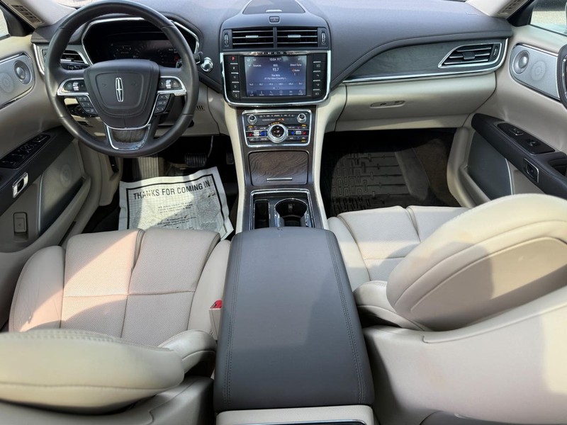 Lincoln Continental Vehicle Full-screen Gallery Image 09