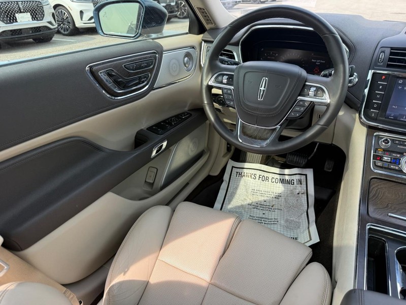 Lincoln Continental Vehicle Full-screen Gallery Image 10