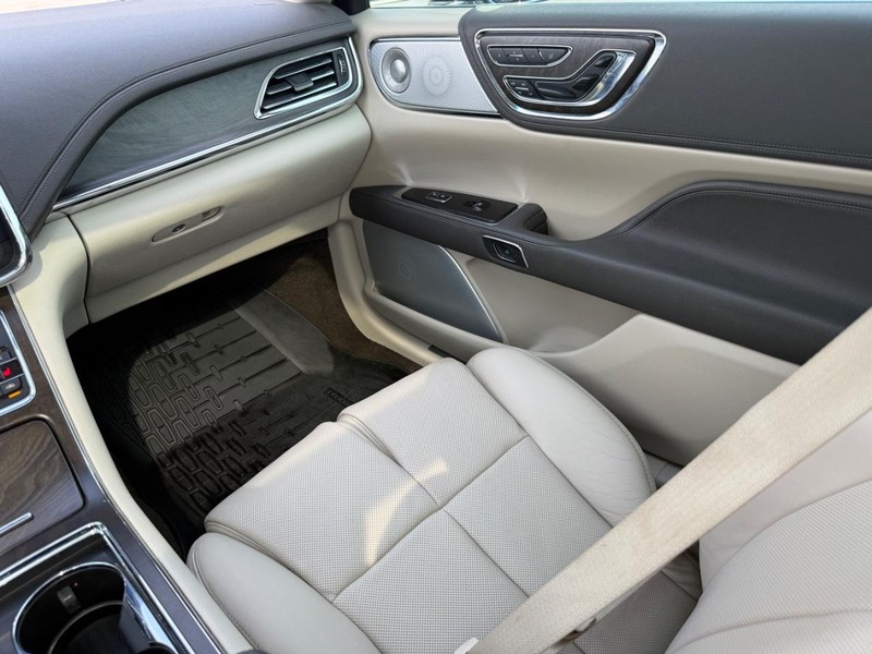 Lincoln Continental Vehicle Full-screen Gallery Image 11