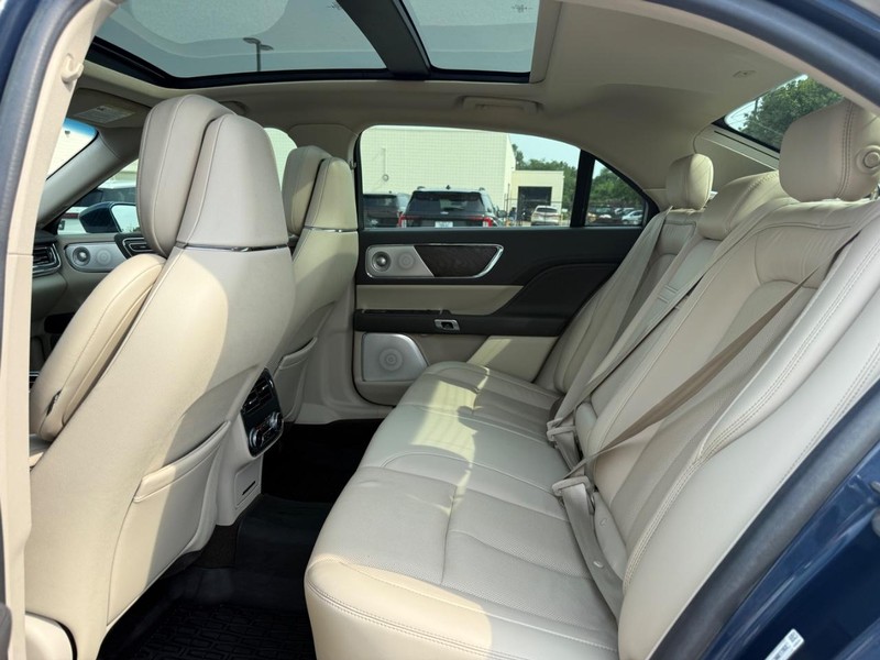 Lincoln Continental Vehicle Full-screen Gallery Image 12