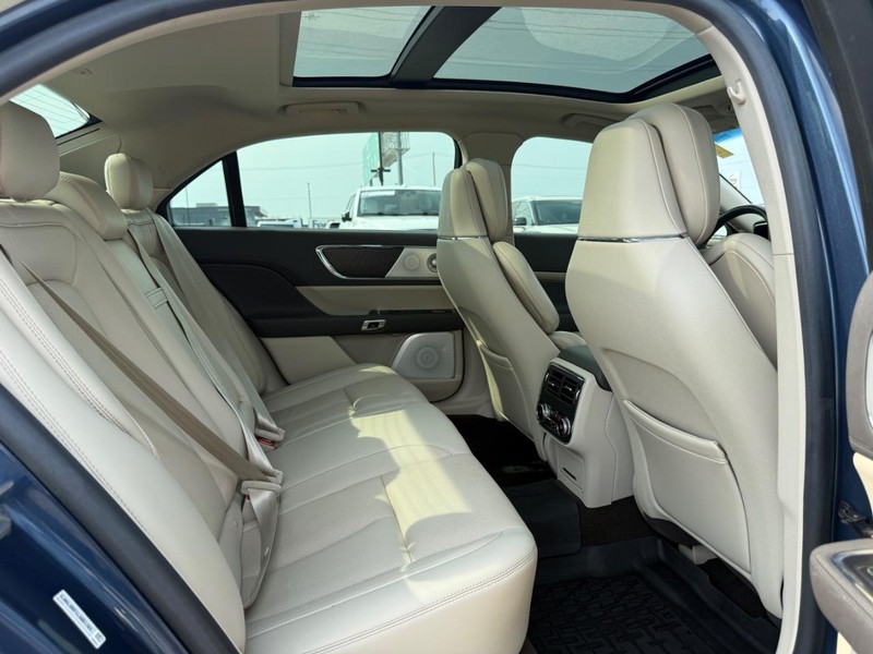 Lincoln Continental Vehicle Full-screen Gallery Image 13