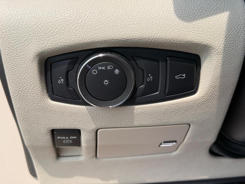 Lincoln Continental Vehicle Full-screen Gallery Image 14