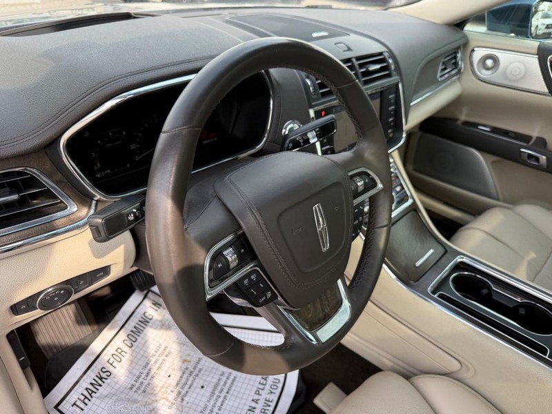 Lincoln Continental Vehicle Full-screen Gallery Image 15