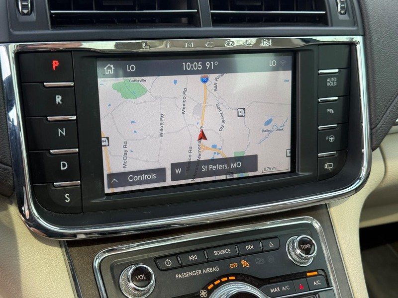 Lincoln Continental Vehicle Full-screen Gallery Image 16