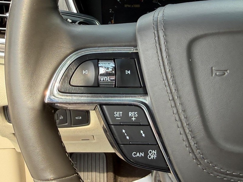 Lincoln Continental Vehicle Full-screen Gallery Image 17