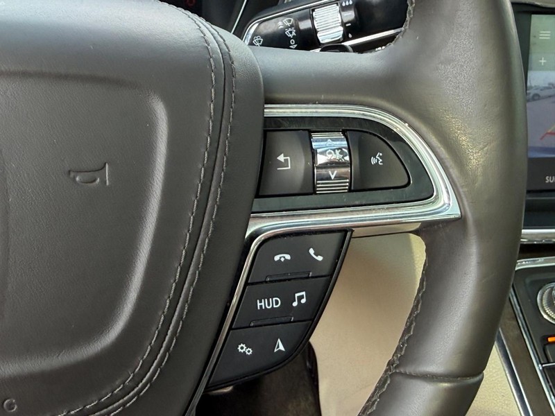 Lincoln Continental Vehicle Full-screen Gallery Image 18