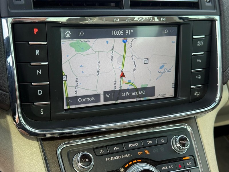 Lincoln Continental Vehicle Full-screen Gallery Image 19