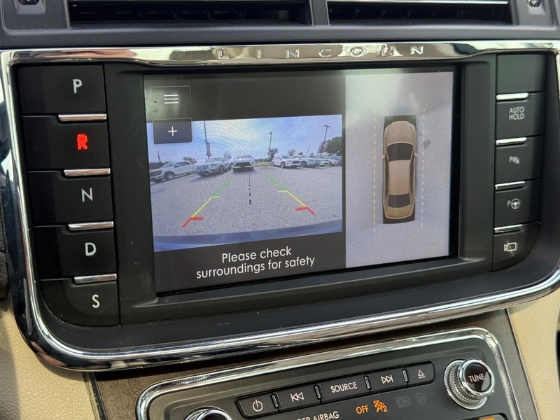 Lincoln Continental Vehicle Full-screen Gallery Image 20