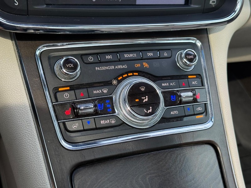 Lincoln Continental Vehicle Full-screen Gallery Image 21