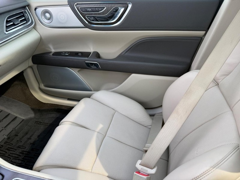 Lincoln Continental Vehicle Full-screen Gallery Image 22