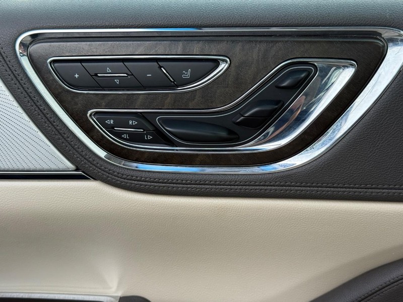 Lincoln Continental Vehicle Full-screen Gallery Image 23