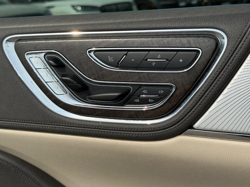 Lincoln Continental Vehicle Full-screen Gallery Image 25