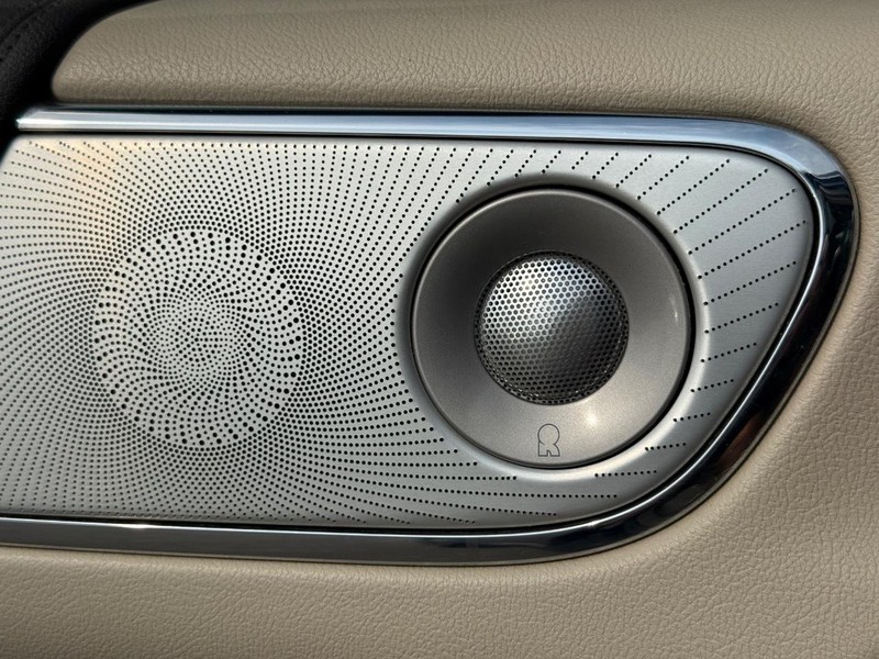 Lincoln Continental Vehicle Full-screen Gallery Image 26