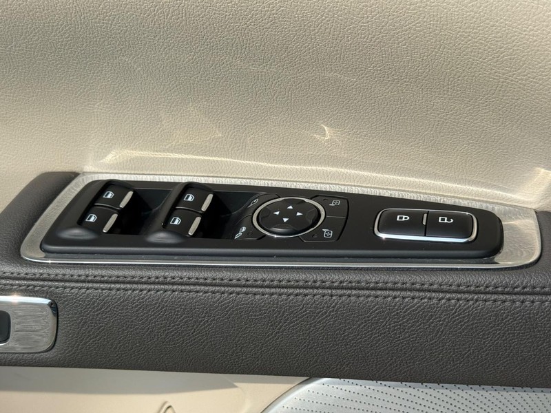 Lincoln Continental Vehicle Full-screen Gallery Image 27