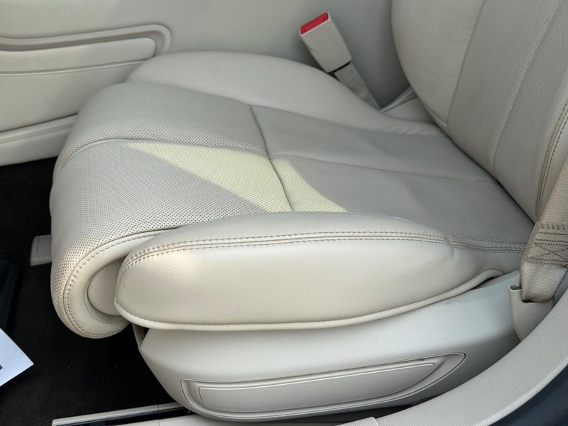 Lincoln Continental Vehicle Full-screen Gallery Image 28